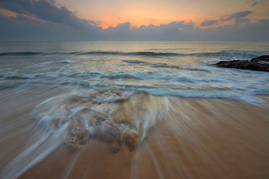 砂浜に寄せる波を、長い露光で撮った写真