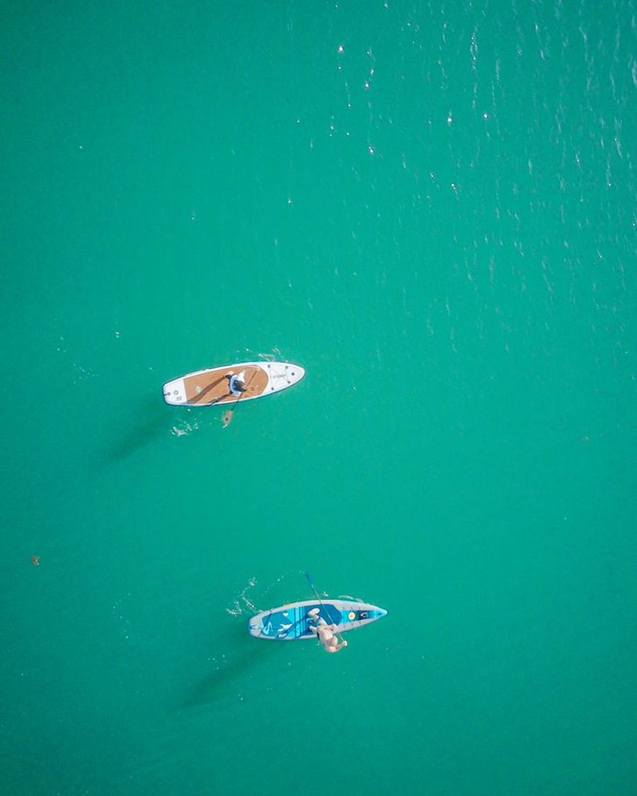 真上から見た、青緑の海に浮かぶボード