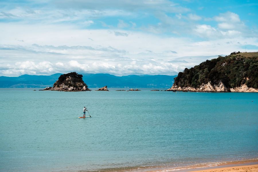 小さな島の見える入江を、ひとりが漕いでいる