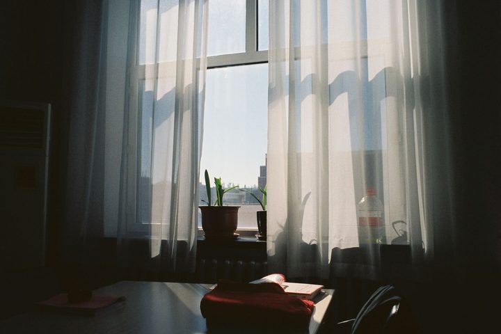 カーテン越しの光が入る室内