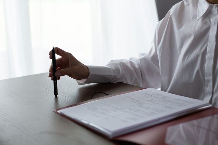 書類を確認している手元